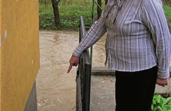 So ob sanaciji struge zaprli pot vodi?