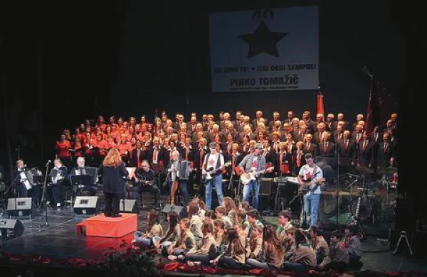 Tržaški partizanski pevski zbor Pinko Tomažič z gosti je navdušil razprodano dvorano Slovenskega stalnega gledališča v Trstu
