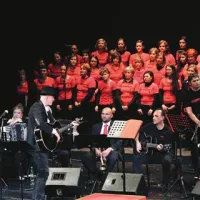 Vlado Kreslin je z zboroma Piinko Tomažič in Kombinat zapel dve pesmi - To ni političen song in Bella ciao
