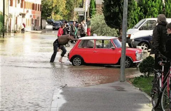 Zaradi poplav na Gori&scaron;kem po&scaron;kodovane tudi &scaron;tevilne ceste