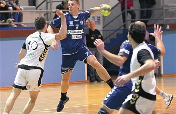  Boštjan Špegel (v modrem, številka 7) je z razbitim nosom moral na klop, njegovi soigralci pa se na igrišču niso več znašli (fotografija je iz arhiva)