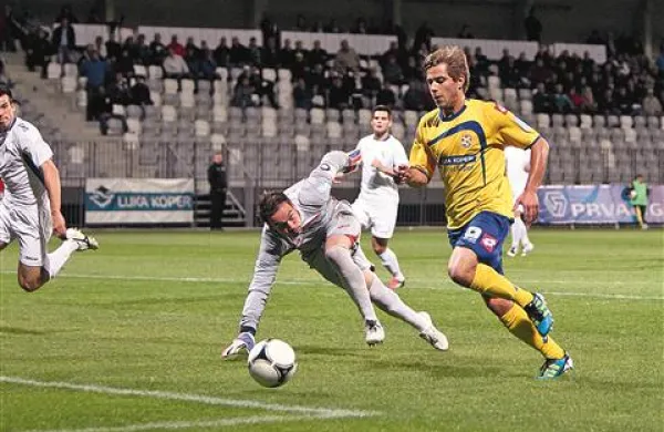 Za 1:0  je najprej Matej Pučko tako ukanil vratarja Vasjo Simčiča