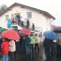 Vsekakor sobotni dež ni pokvaril razpoloženja številnih Bukovčanov, krajanov KS Koseze in ostalih gostov, ki so se v velikem številu udeležili slovesnega odprtja doma