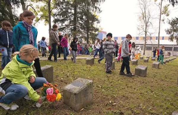 Učenci osnovnih šol Antona Globočnika in Miroslava Vilharja so obiskali  vojaško pokopališče v Kazarjih (na fotografiji)  in obeležje Talcev