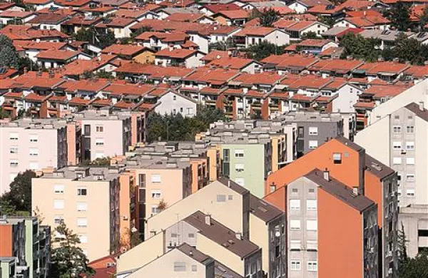 Po mestu je še ogromno lastnikov, ki se ne morejo vpisati v zemljiško knjigo, ker nimajo originalnih pogodb s SGP. To velja tudi za stanovanjski sklad, ki pa zahteva priznanje lastništva po sodni poti. 