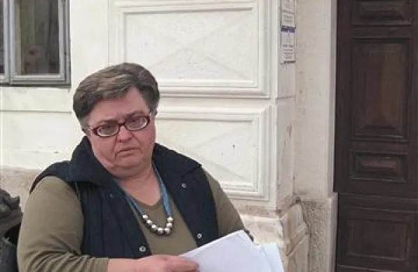 Judita Bolčič z dodatnimi 150 podpisi, ki jih je v petek odnesla na občino