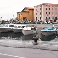 Zaradi visokega plimovanja je morje ponekod  zalilo obrežje, a brez hujših posledic