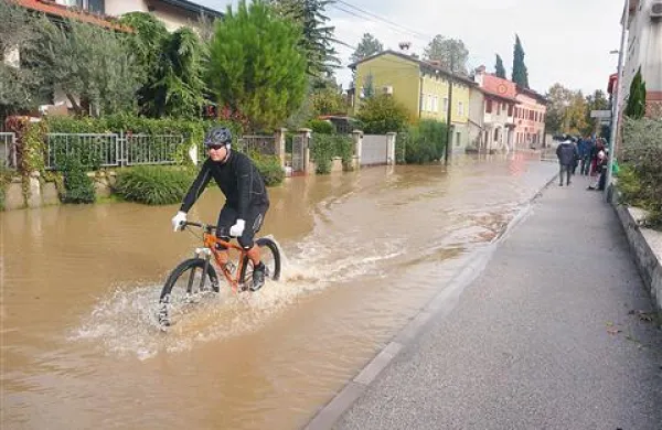 Reka Vipava je v soboto prestopila bregove in poplavila kraje ob spodnjem toku 