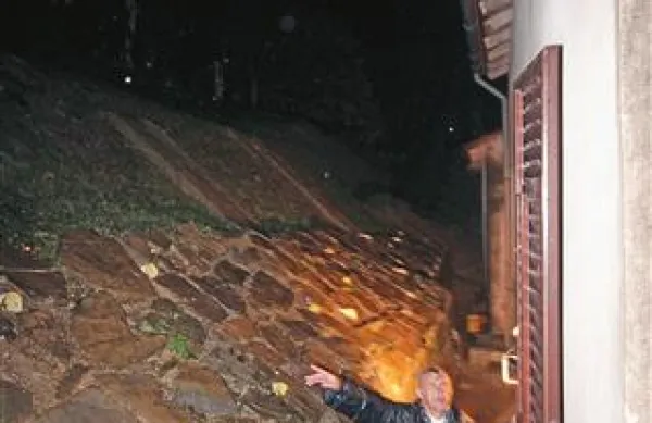 Ne le poplave, tudi plazovi so se sprožali, tudi znova. Prizor v Potoku pri Dornberku