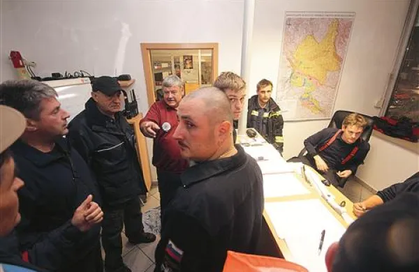 Pripadniki gasilcev in civilne zaščite so bili na terenu vso noč in večji del nedelje 