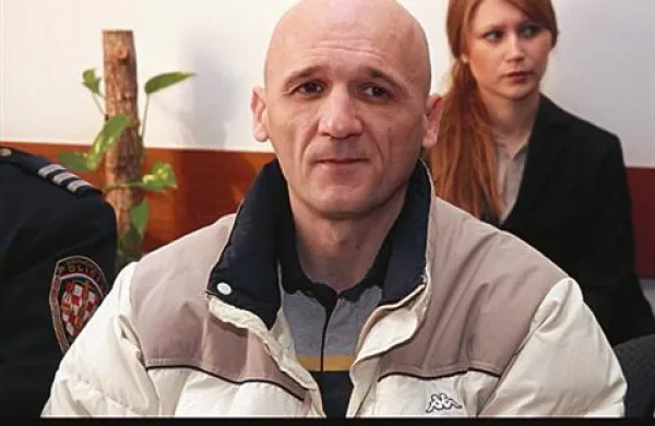 Zagrebško sodišče je Hrvata Zvonimirja Balova danes obsodilo na 15 let zapora, ker je naročil umor svojih staršev in psa, da bi podedoval premoženje