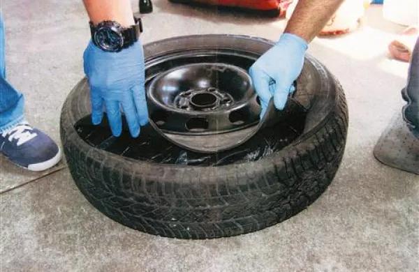 V rezervni pnevmatiki je bilo nekaj več kot 3,5 kilograma konoplje, v odbijaču pa še slabi štirje kilogrami iste droge