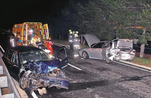 Voznik je spregledal avto, parkiran ob robu ceste