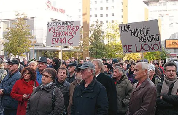 Na trgu Leona Štuklja v Mariboru so se danes ob 15. uri začeli zbirati prvi udeleženci protestnega shoda proti vladi premierja Janeza Janše