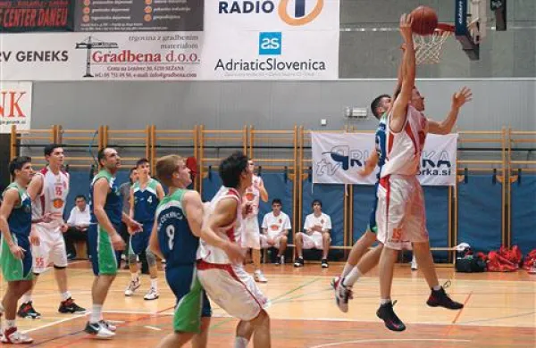 V Sežani je prvič pred številnimi gledalci ekipa zaigrala pod novim imenom Mesarija Prunk Sežana in iztržila visoko zmago