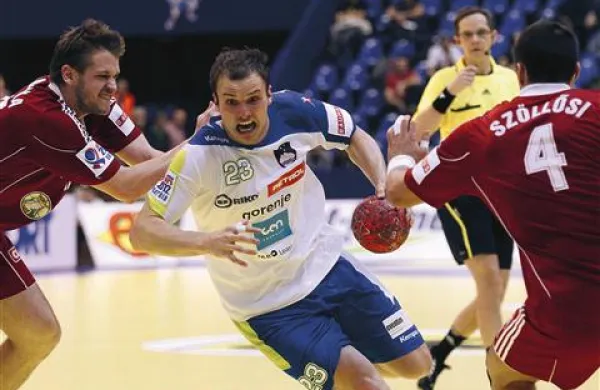 Uroš Zorman (na fotografiji v belem dresu) bo eden od adutov slovenske rokometne reprezentance v dvoboju z Romuni 