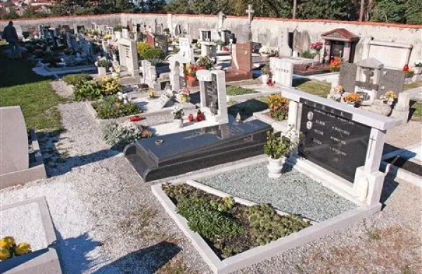 V komenski občini bodo v večini vaški odbori odločali, ali  lahko na njihovih pokopališčih pokopavajo tisti, ki tam ne živijo oziroma niso tam rojeni, kar se zaradi nizkih cen pokopa vse pogosteje dogaja