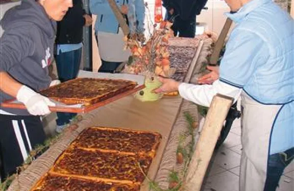 Gobova  pita na Pregarjah  je letos v dolžino merila pet metrov, v širino pa pol metra, kar je največ doslej. Organizatorji so jo prodajali za med.