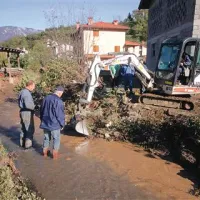 V zaselku Potok bi si ljudje sami pomagali in ob potoku zgradili zid, vendar ...