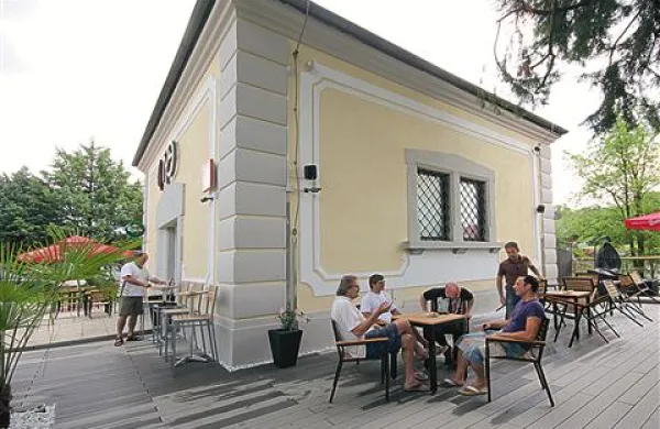 Soglasje, da lahko v nekdanji kapelici obratuje bife, so dali vsi, tudi občina 