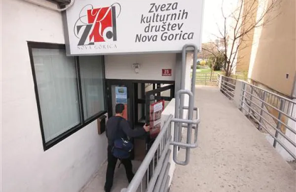 Zaradi domnevnega oškodovanja Zveze kulturnih društev je novogoriško sodišče na sojenju nekdanji računovodkinji zaslišalo še dve priči