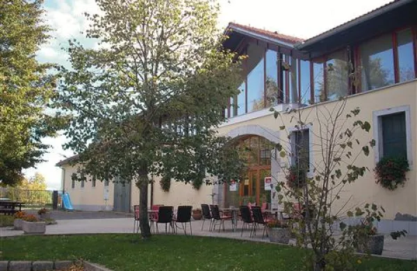 Namesto turistov in ljubiteljev konj so včeraj že zgodaj zjutraj na posestvo  gradu Prestranek prišli kriminalisti z odredbo za hišno preiskavo
