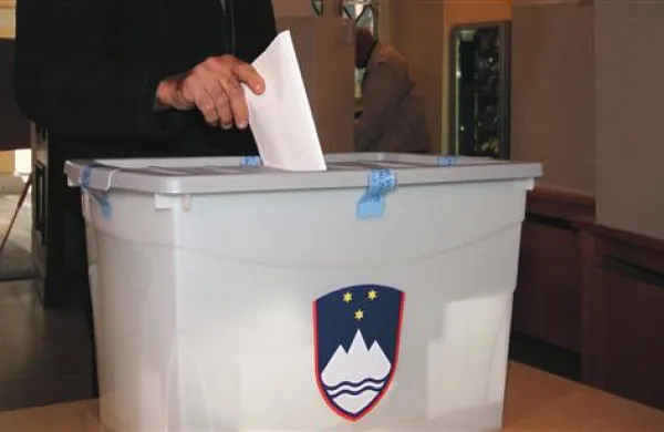 Danes &scaron;e mogoče zahtevati glasovanje po po&scaron;ti
