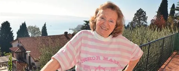 Cesarina Smrekar Ceschia na balkonu svoje hiše v Portorožu
