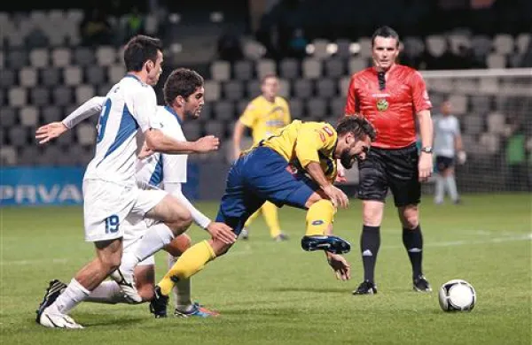 Novogoričani (v belih dresih) in Koprčani so se v četrtfinalu pokala grdo spotaknili