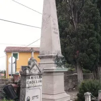 Največji in najbolje ohranjen je obelisk na grobnici arhitekta Lorenza Furiana iz leta 1861