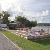 Začasni objekt  na Svetilniku morajo še  prekriti s ponjavo
