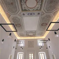 Velika dvorana  z mojstrsko restavriranim  poslikanim stropom bo služila  za protokolarni prostor Univerze v Novi Gorici in Občine Vipava