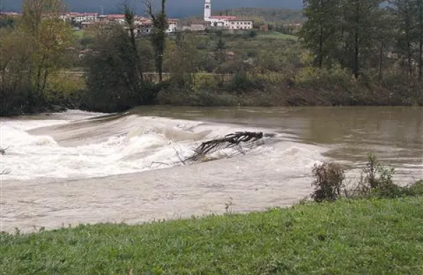 Ob visoki vodi pa bi se sicer nizka, a poškodovana   pregrada lahko  porušila 