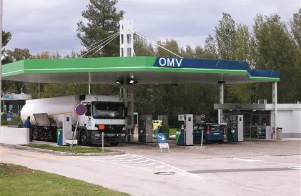 Neznanca, ki je v ponedeljek zvečer oropal bencinski servis na Škofijah,    še vedno iščejo