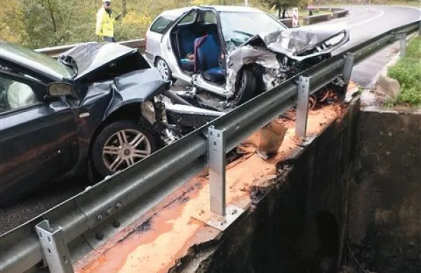 V nesreči so se tri osebe hudo poškodovale, dve pa laže
