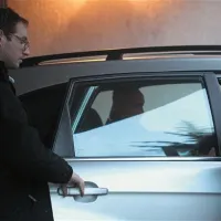 Osumljenega kriminalista (že v vozilu) so z avtom počakali pri zadnjih vratih sodišča  in ga nato odpeljali v pripor