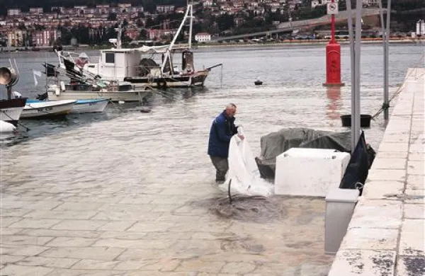 Morje bo med 3. in 10. uro zjutraj preseglo gladino 3,15 metra in poplavilo nižje dele obale