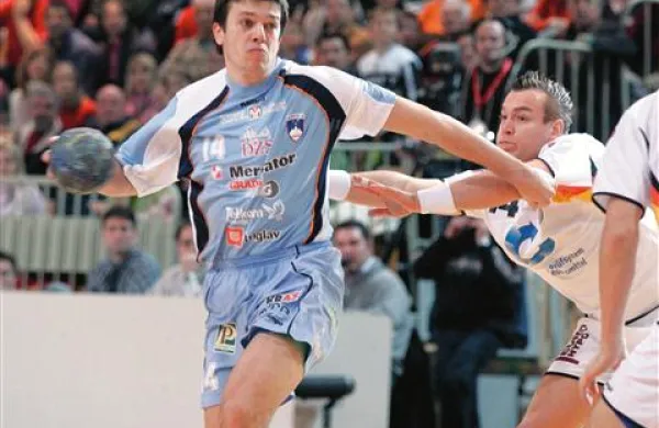 Sergej Rutenka (z žogo), ki je pred leti igral za Slovenijo, bo tokrat glavna beloruska nevarnost za slovenski gol