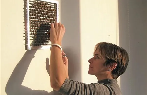 Akademska kiparka Polona Demšar pri postavljanju razstave v  Dimenziji napredka  