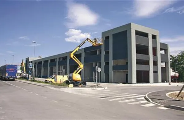 Konstrukcije obrtnih hal bo dokončal Stavbenik, vse drugo pa bo v domeni Grafista