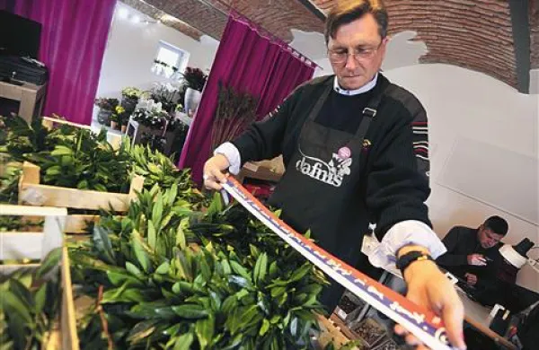 Borut Pahor se je  prelevil v cvetličarja