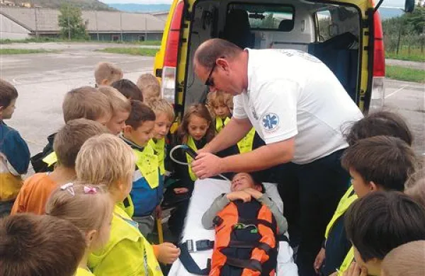 Tudi učenci so bili deležni pomoči prehospitalne enote