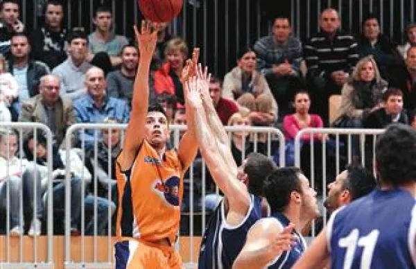 Primorski dvoboj (pri metu je Emanuel Richter) si je ogledalo tudi veliko število gledalcev