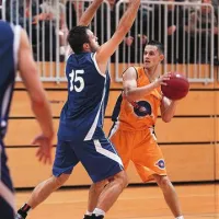 Bobanu Vukoviću (v rumenem), ki je prispeval 17 točk, se je tako zoperstavil najboljši strelec zmagovalcev Adin Kavgić