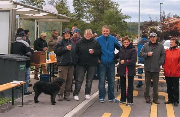 Vroč kostanj, mošt, topel čaj in prijeten klepet so udeležencem dogodka Kostanj in mošt vlivali pogum, da so zdržali na prostem do noči