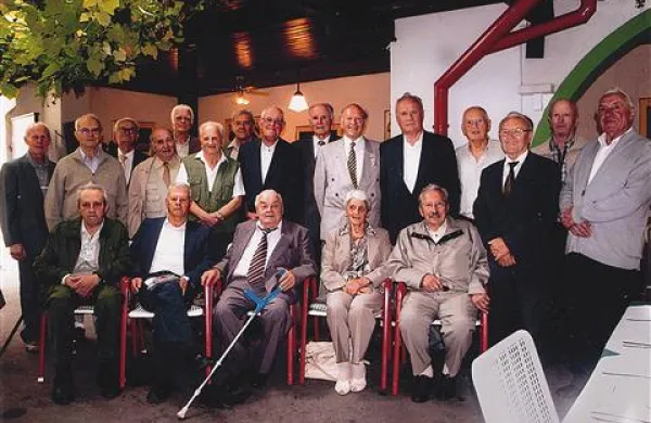 Prvi maturantje srednje gozdarske šole v Ljubljani, ki jo je končalo kar 106 maturantov v letu 1952