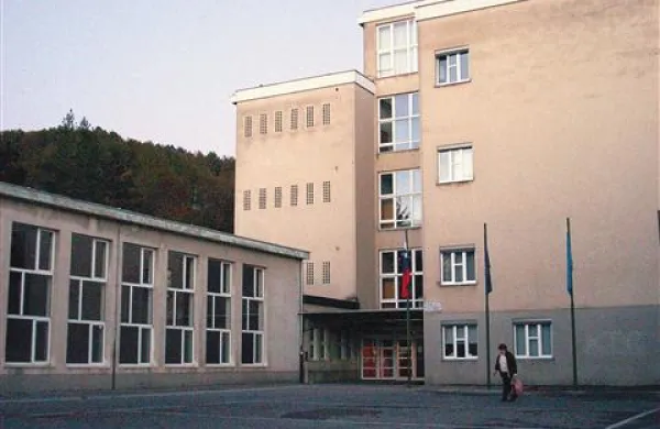 Čeprav bistriški župan Emil Rojc na plečih “prezeblih šolarjev” vneto prigovarja k potrditvi rebalansa proračuna, pa bi lahko šolam (na fotografiji Osnovna šola Dragotina Ketteja) po besedah svetnika Primoža Rojca glede na dosedanjo občinsko prakso denar za ogrevanje odobrili tudi brez rebalansa