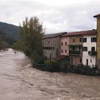 Poplavljene ceste in kleti, ponekod oporečna voda