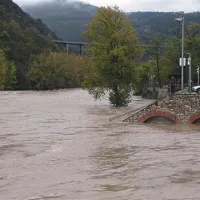 Poplavljene ceste in kleti, ponekod oporečna voda