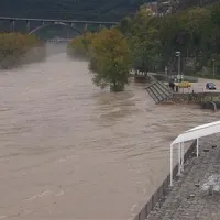 Poplavljene ceste in kleti, ponekod oporečna voda